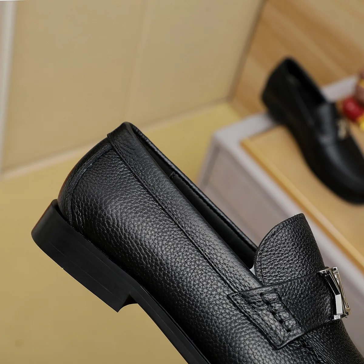 Men's shoes 460 💰 Louis Vuitton LV ® 🆕 model 🔛 full shoe counter, first layer cowhide, 🐂leather lining casual shoes for men, super soft outsole, a must-have for driving. Synchronized with the counter, original first layer cowhide, completely 1:1 mold customization 🌹 top version, color optional! Number: 38-44 (45.46 customized)